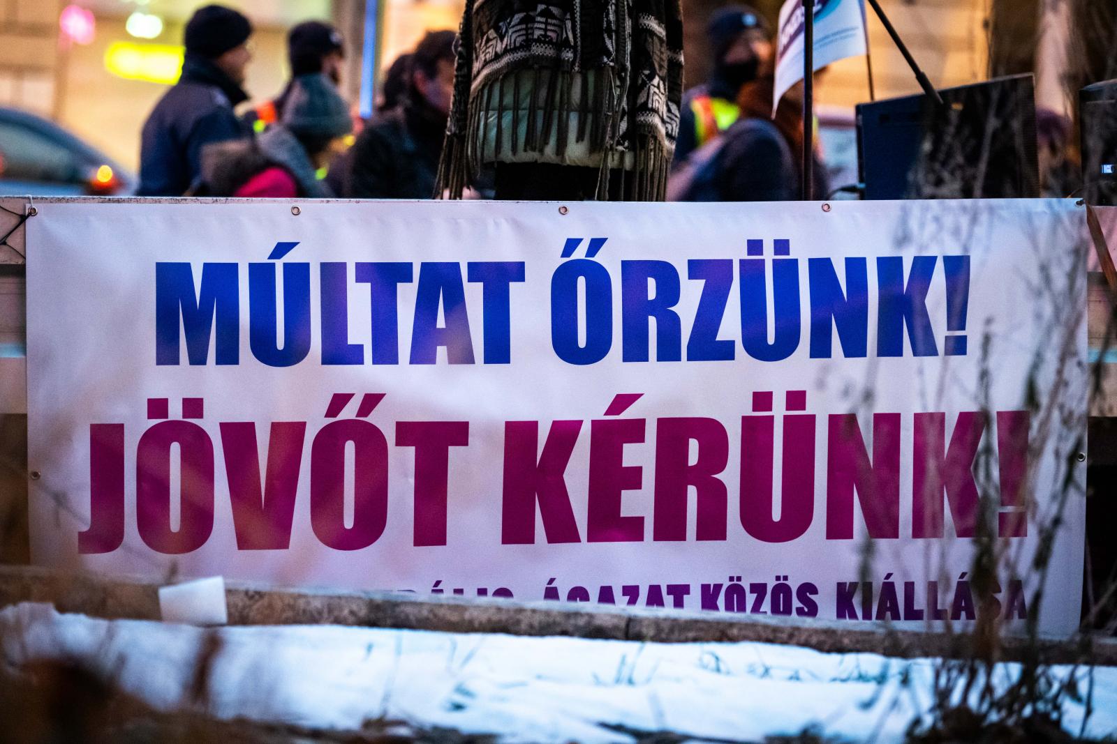 Hullanak még a csontvázak a szekrényből, de Demeter Szilárd már lelépett, a könyvtári szakma bizakodó