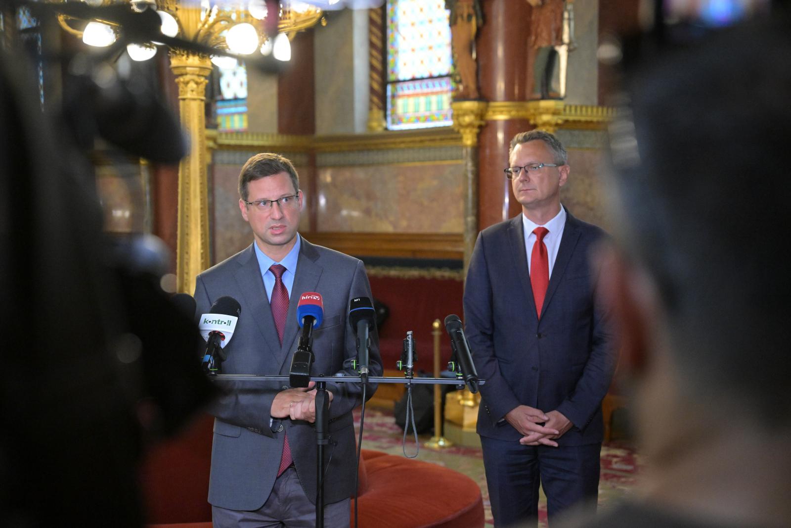 Tüntetést szervez az Alaptörvény módosítása ellen a Fidesz, Magyar Péter szerint ezen még Isztambulban is hangosan felnevettek