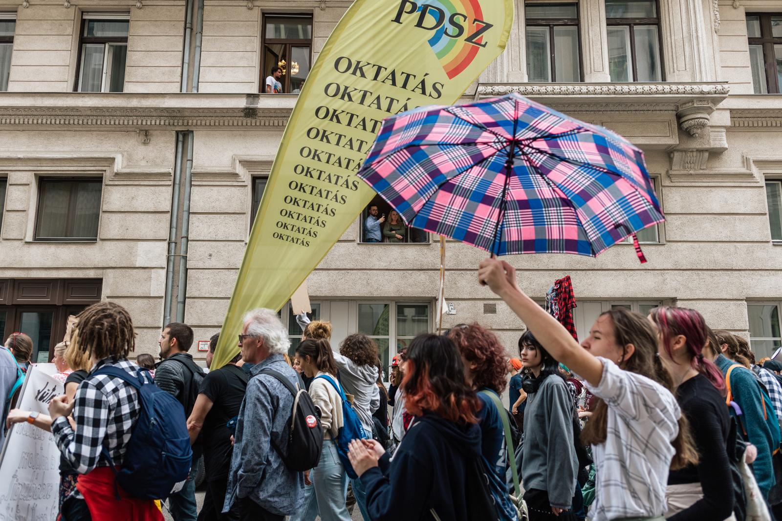 „Ez a pofátlanság teteje” – kiakadt a szakszervezet a Nemzeti Pedagógus Karra