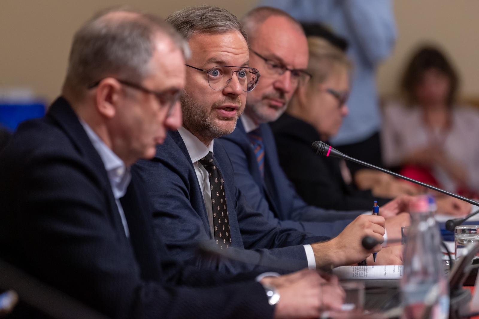 Hivatalos: megszűnik az MCC alapítványa