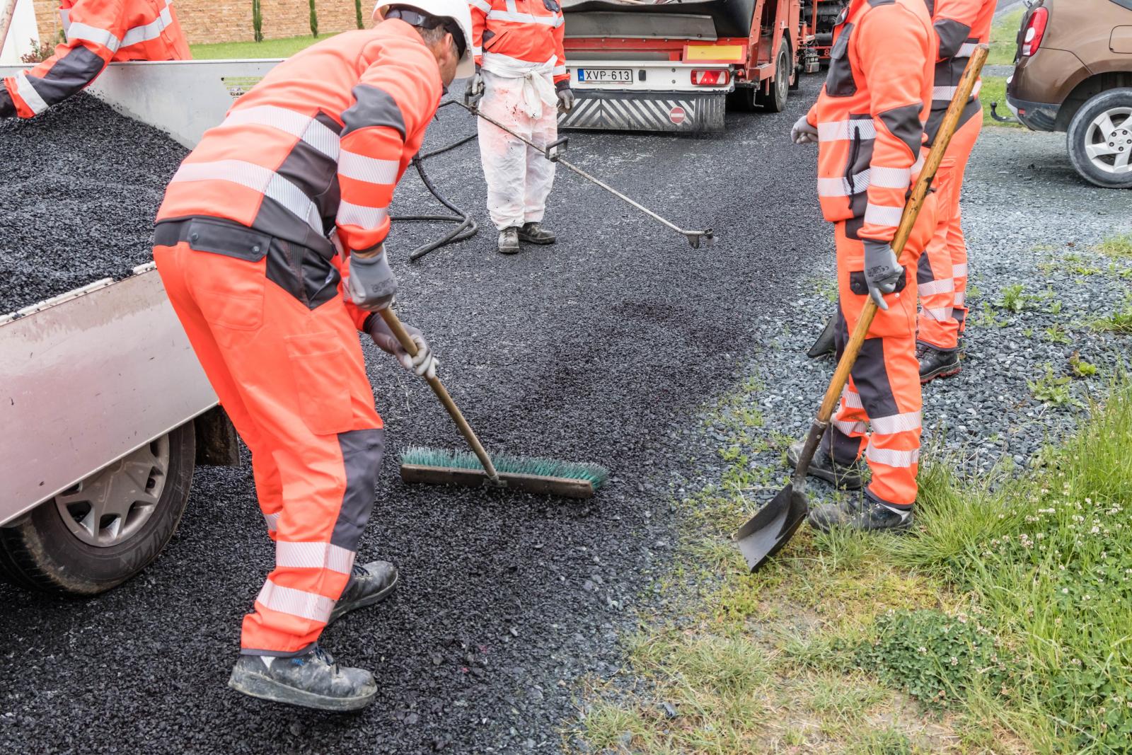 Rákkeltő azbeszt az utcán, 40 fokos kórtermek – Tanul-e bármit a magyar egészségügy a katasztrófáiból?