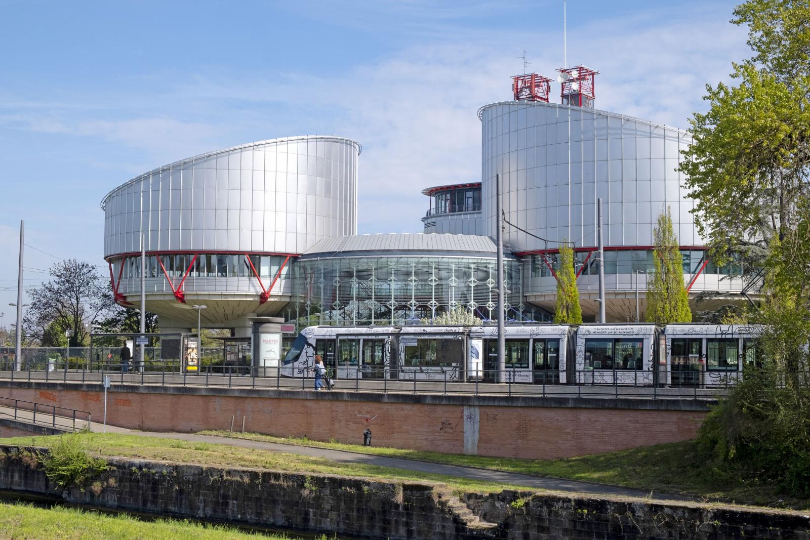 Kártérítést kell fizessen az olasz állam egy nőnek, miután egy ügyész közölte, normális, hogy az élettársa rendszeresen megerőszakolta