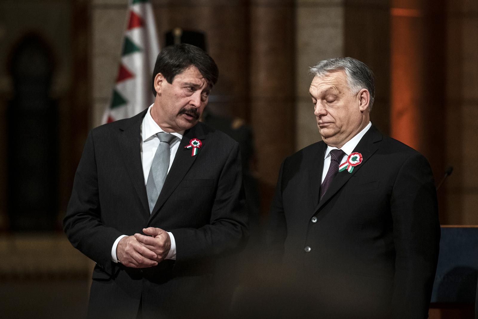 Áder János mond beszédet az Orbán Viktor „önkényuralom elleni” tüntetésén