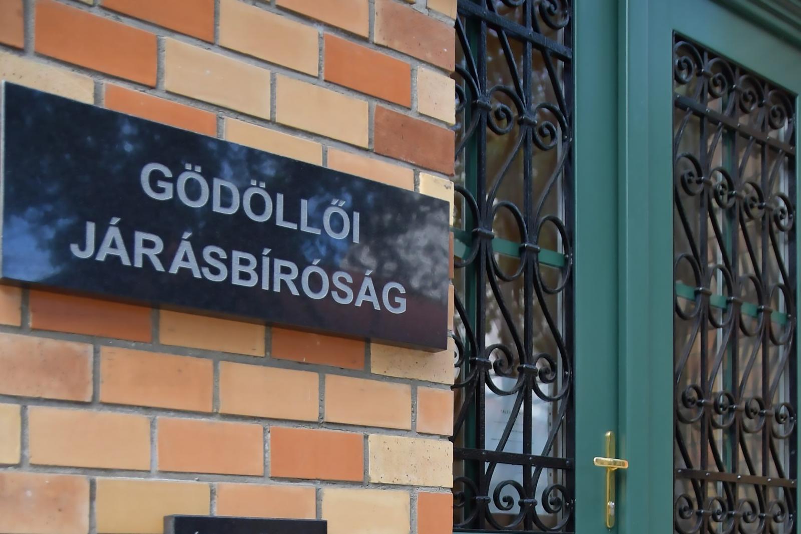 Rátörte az ajtót egy zuhanyzó nőre, hogy meglesse, megúszta felfüggesztett szabadságvesztéssel