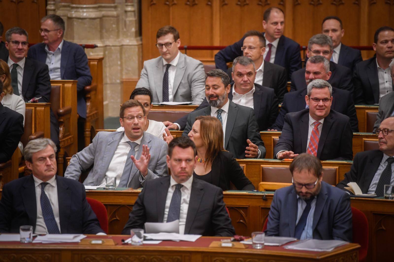Lehet bírálni a Tiszát, de az Orbán-kormány sötétsége után a Fidesznek erre aligha van erkölcsi alapja