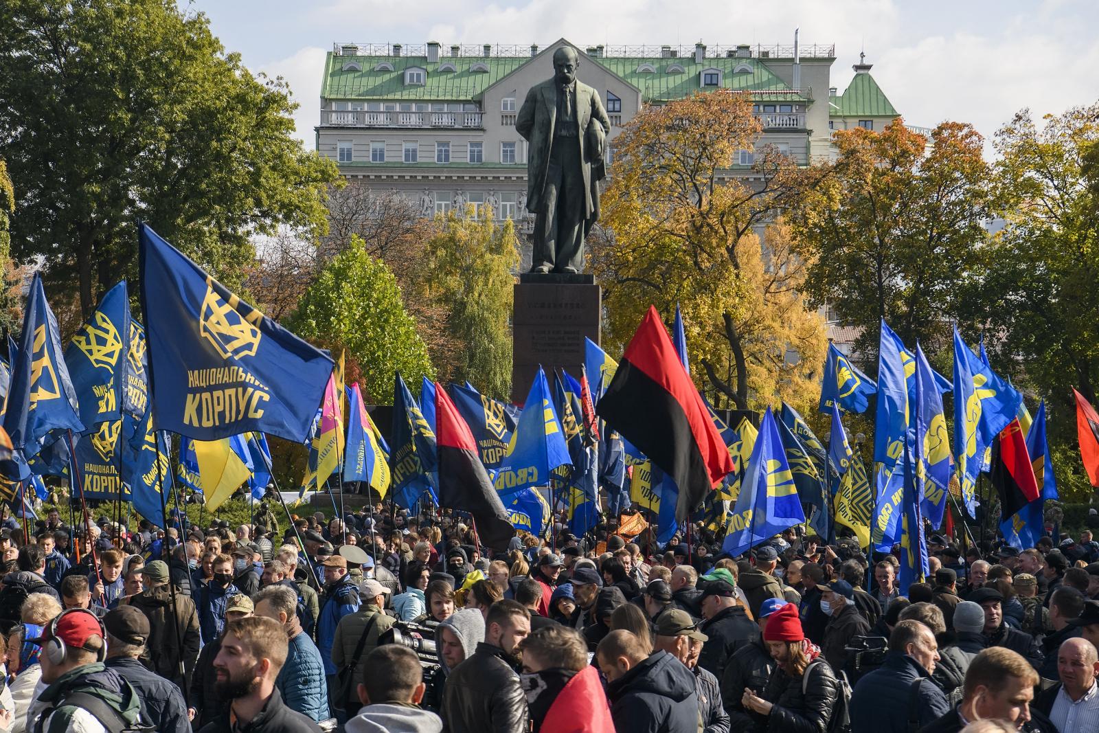 Az egykori ukrán nacionalista mozgalmak szimbólumai – így az UPA vörös-fekete sávos zászlói – ma Ukrajna szerte virítanak
