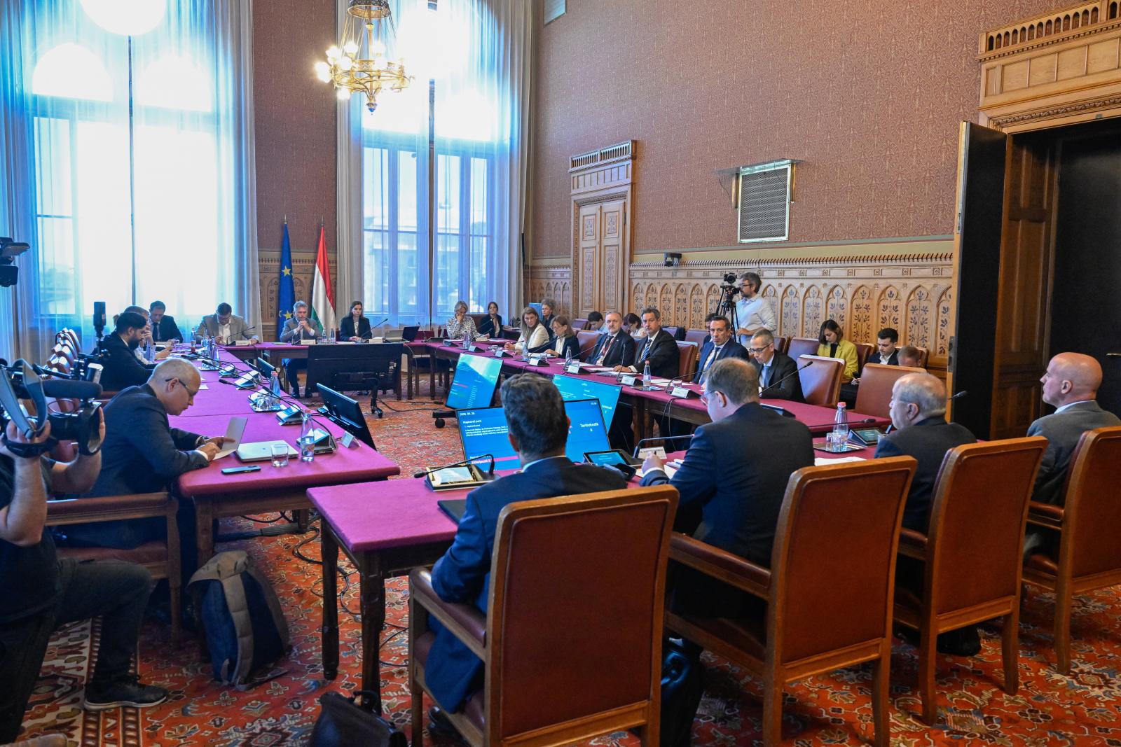Csaknem 200 milliós túlterjeszkedés, adattörlő alkalmazás – Kiegészítést kért az NMHH beszámolójához a pénzügyi bizottság
