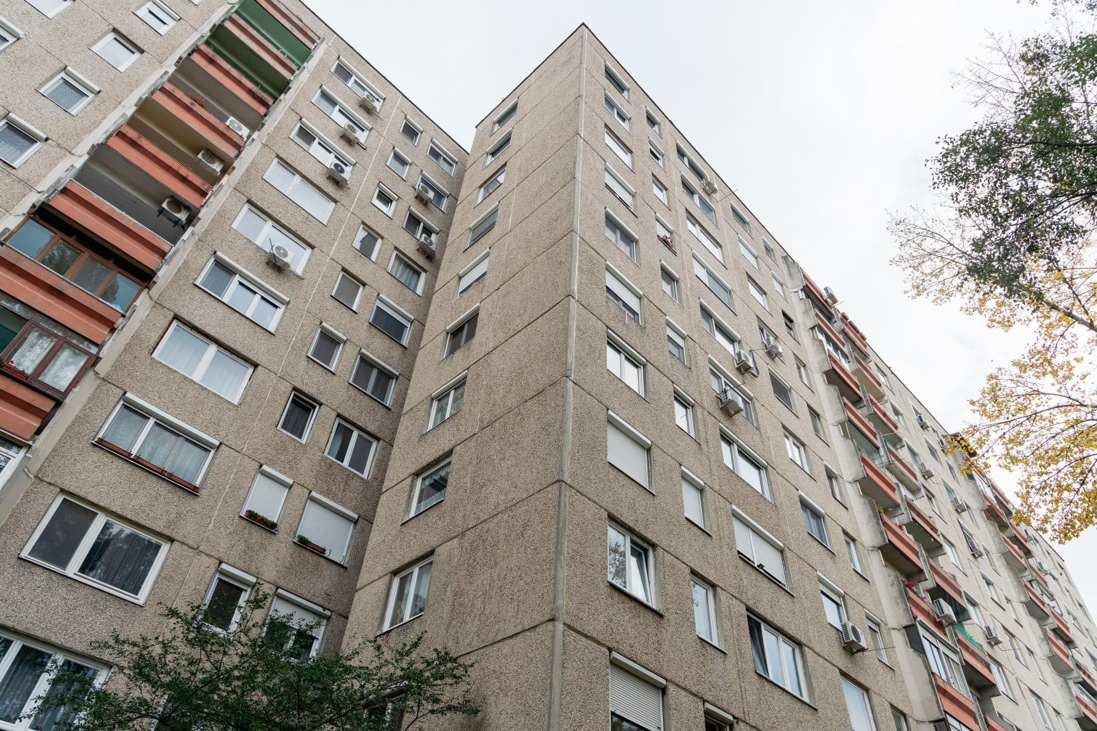 Emberölés kísérlete miatt letartóztatták a férfit, aki a mélybe akarta taszítani volt élettársát egy tízemeletes miskolci épület tetejéről