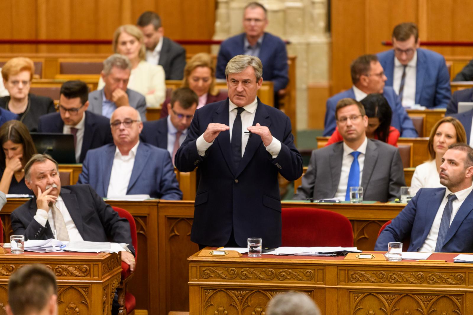 Kapitány István kirúgta a Szijjártó Péter idején gyanús ügyletekbe keveredett HEPA és HIPA vezetőit