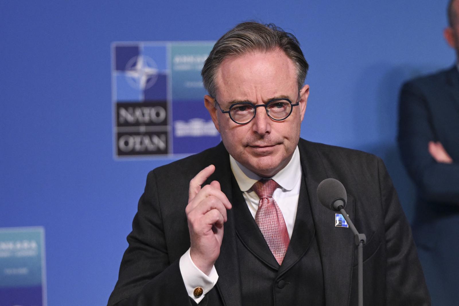 A belga miniszterelnök személyesen szólt be Donald Trumpnak a NATO-csúcson a piroslapbotrány miatt