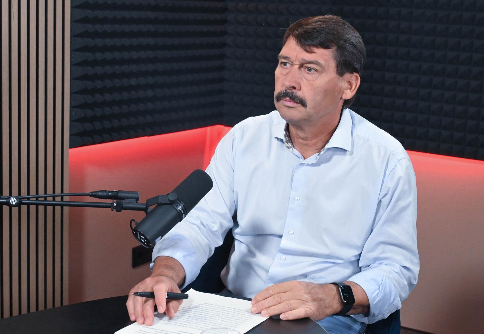 Magyar Péter azt kérdezi Áder Jánostól, vett-e több százezer forintos belépőket Disneylandbe a magyar emberek pénzén