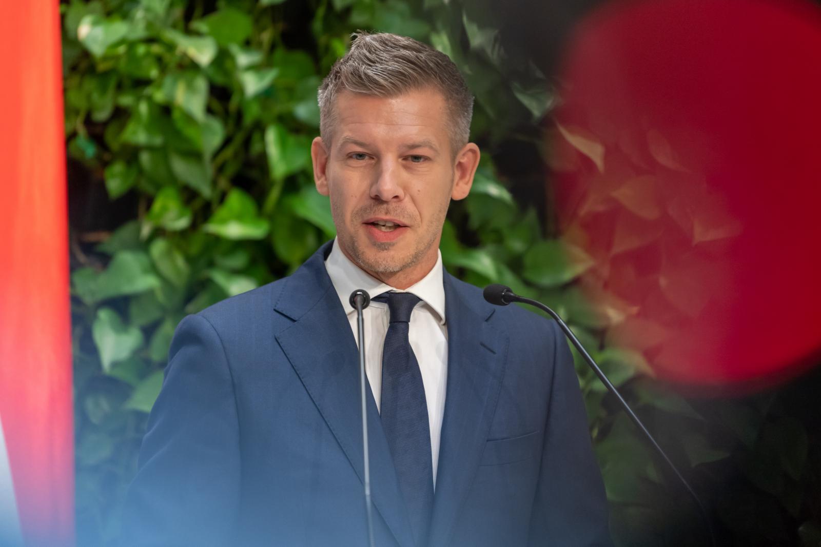 Magyar Péter nyilvánosságra hozta Áder János amerikai útjának részleteit, amelyet állítása szerint közpénzből fizettek