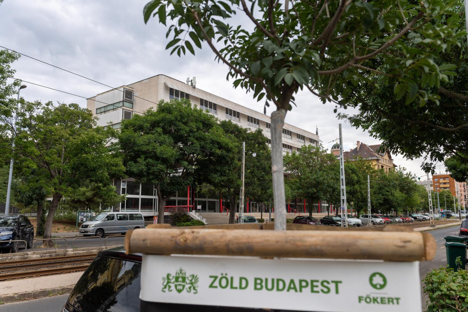 Megszavazta az önkormányzat a volt MSZP-székház átépítését, a környékbeliek háborognak