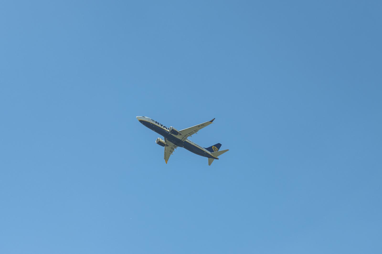 Betört egy ablak egy Ryanair-gépen, kilógott az egyik utas feje