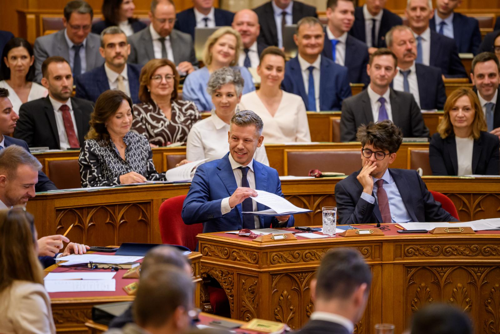 Medián: A választók csaknem 40 százaléka követi a parlamenti közvetítéseket, és a többséget nem zavarja Magyar Péter stílusa