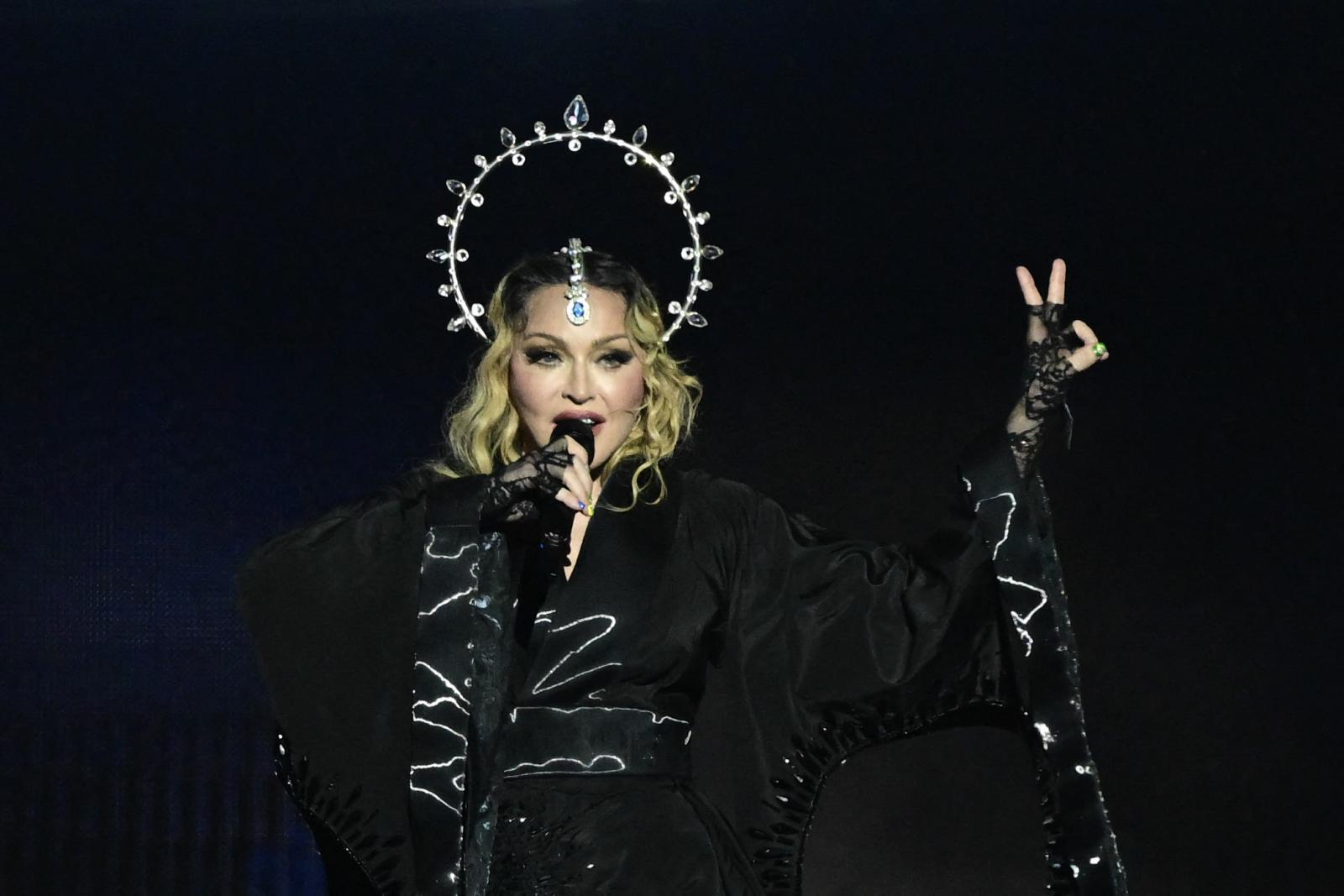 Madonna azt csinálja, amihez ért, és ez jó nekünk
