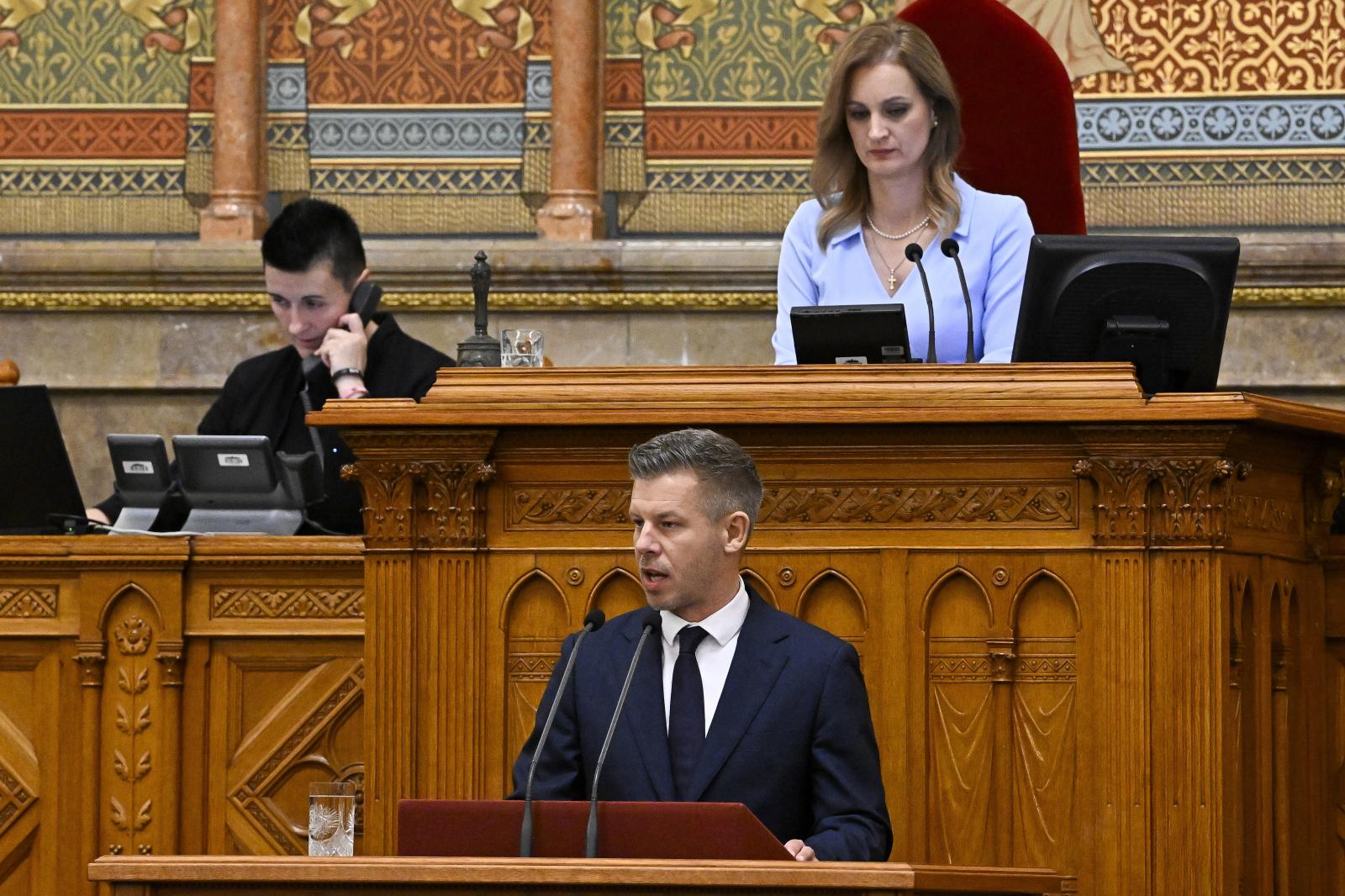 Már hétfőn elfogadhatják az Alaptörvény-módosítást, Magyar Péter öt napot adott Sulyok Tamásnak
