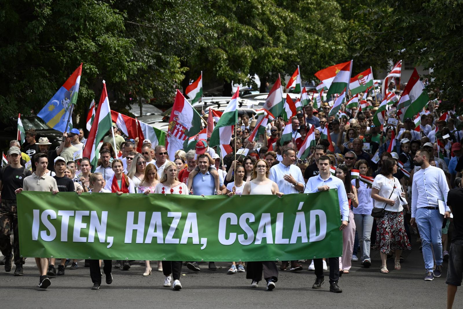 „Nem akarunk letérdelni a lobbi előtt” – Családi büszkeség menete néven tartott ellenPride-ot a Mi Hazánk