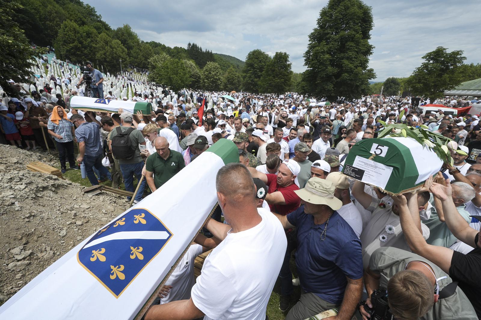 A hozzátartozók gyásza azonban továbbra sem zárulhat le, mert a srebrenicai áldozatok közül még mindig ezres nagyságrendben keresnek embereket; a boszniai eltűnt személyek intézete nagyjából kilencszáz srebrenicai áldozat maradványait kutatja.