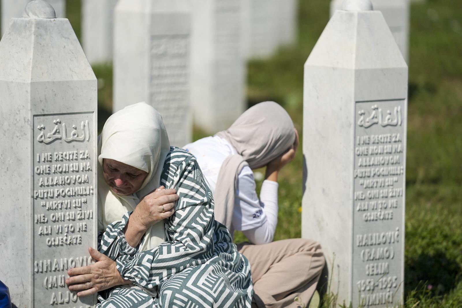 Tíz új koporsó Potočariban: Srebrenica sebei harmincegy év után sem gyógyultak be