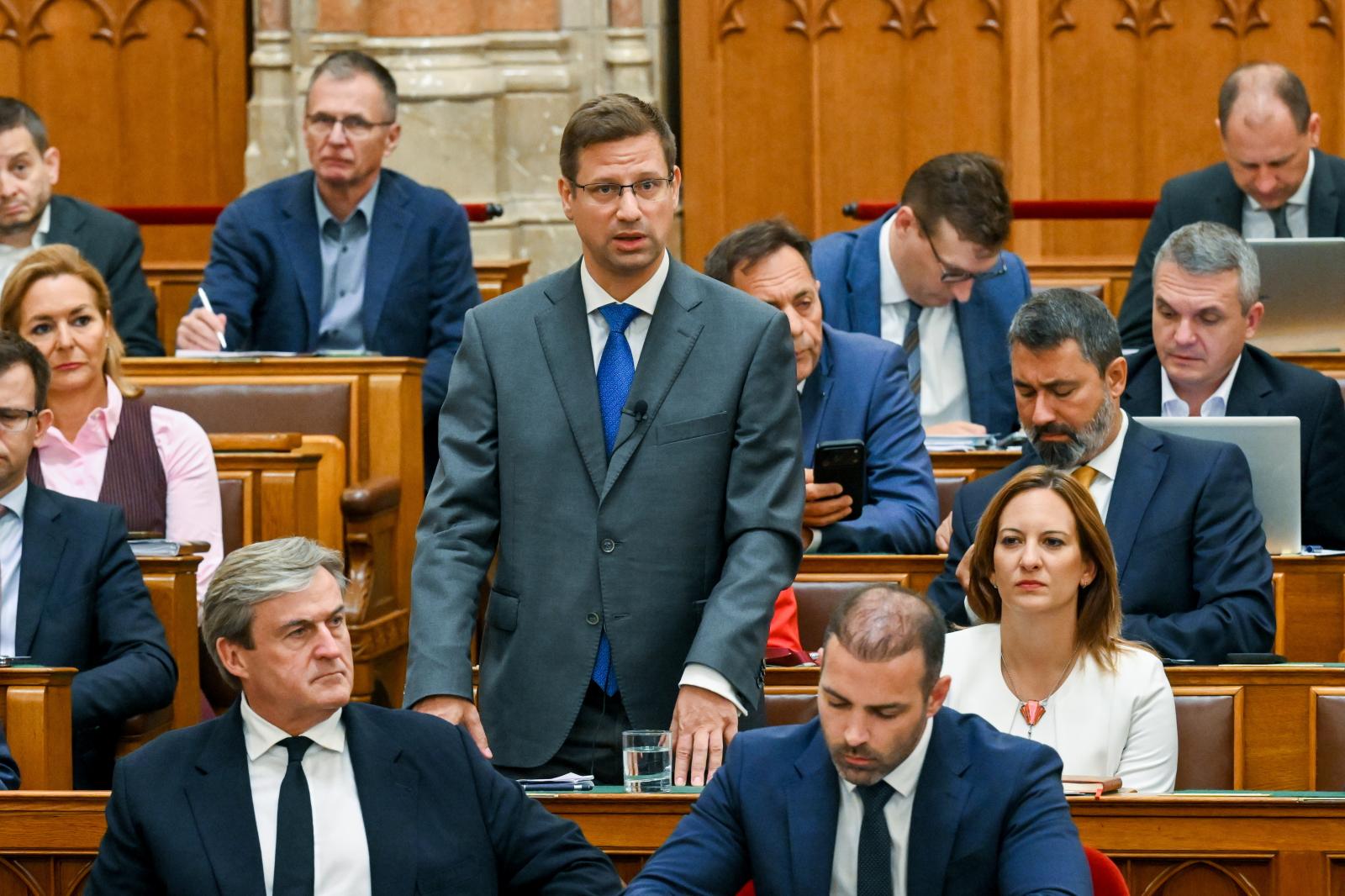 Nem jelennek meg a Fidesz és a KDNP képviselői az Alaptörvény-módosítás vitáján, Gulyás Gergely lemondott
