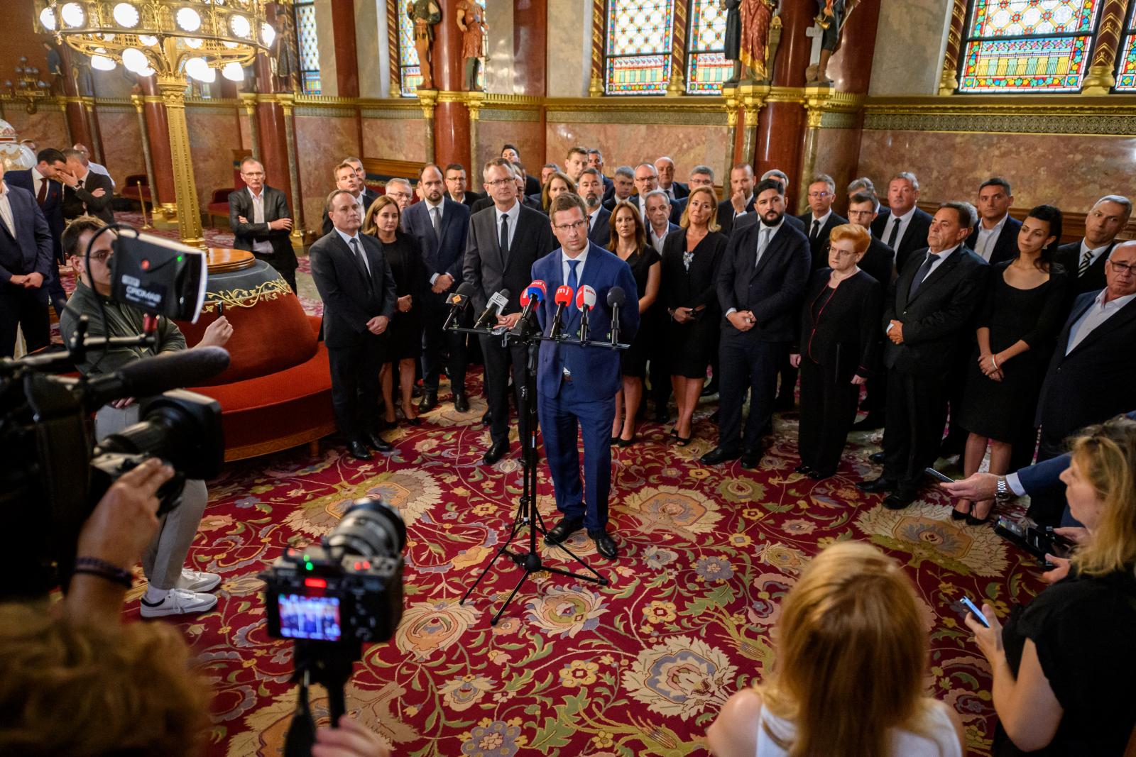 „Gulyás Gergely lemondásának az lehetett az oka, hogy megbukott a frakcióban”