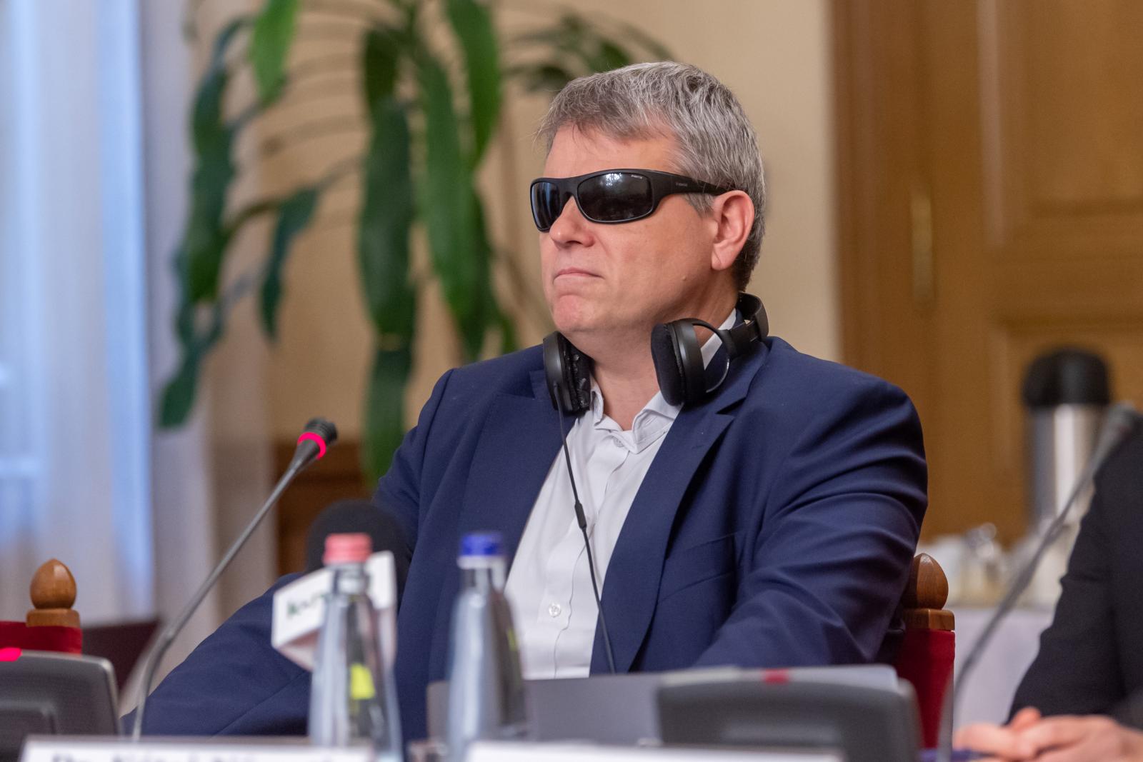 Kátai-Németh Vilmos uszítást emleget, miután Ábrahám Róbert „vicsorgó vak embernek” nevezte