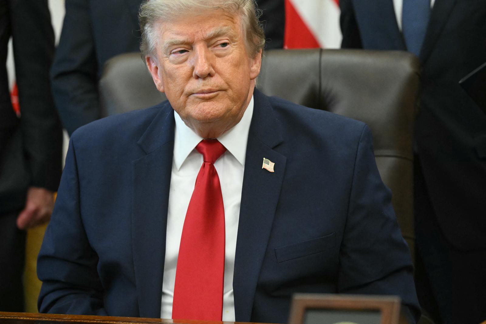 Donald Trump közölte, kedden is folytatódnak az Irán elleni hadműveletek
