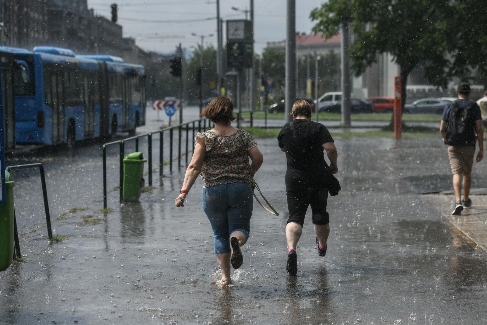 Akár 34 fokot is mérhetünk, de többfelé zivatar és felhőszakadás jöhet