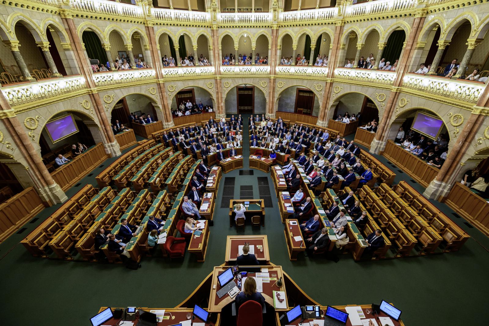 „Az Orbán-rezsimben fikcióvá vált a képviselői lét”