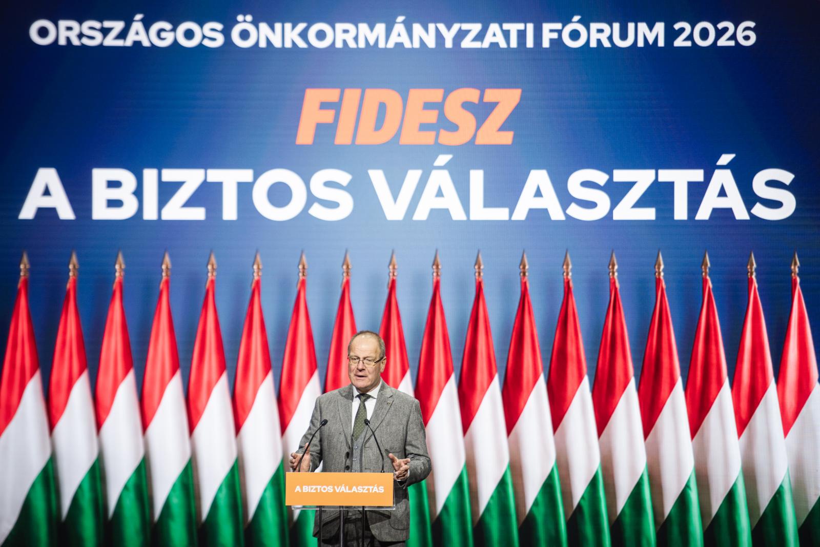 Navracsics Tibor polgári demokratákat keres, mert szerinte a Tisza ugyanazt teszi, amit a Fidesz tett kormányon, és ami végül a bukásához vezetett