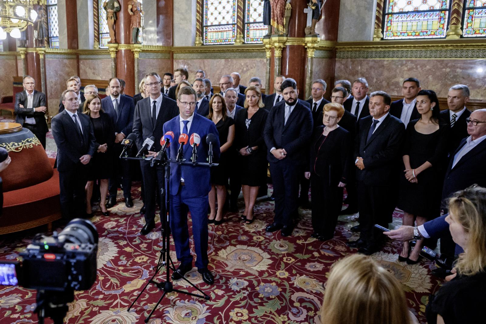 Kék öltöny a gyászmenetben