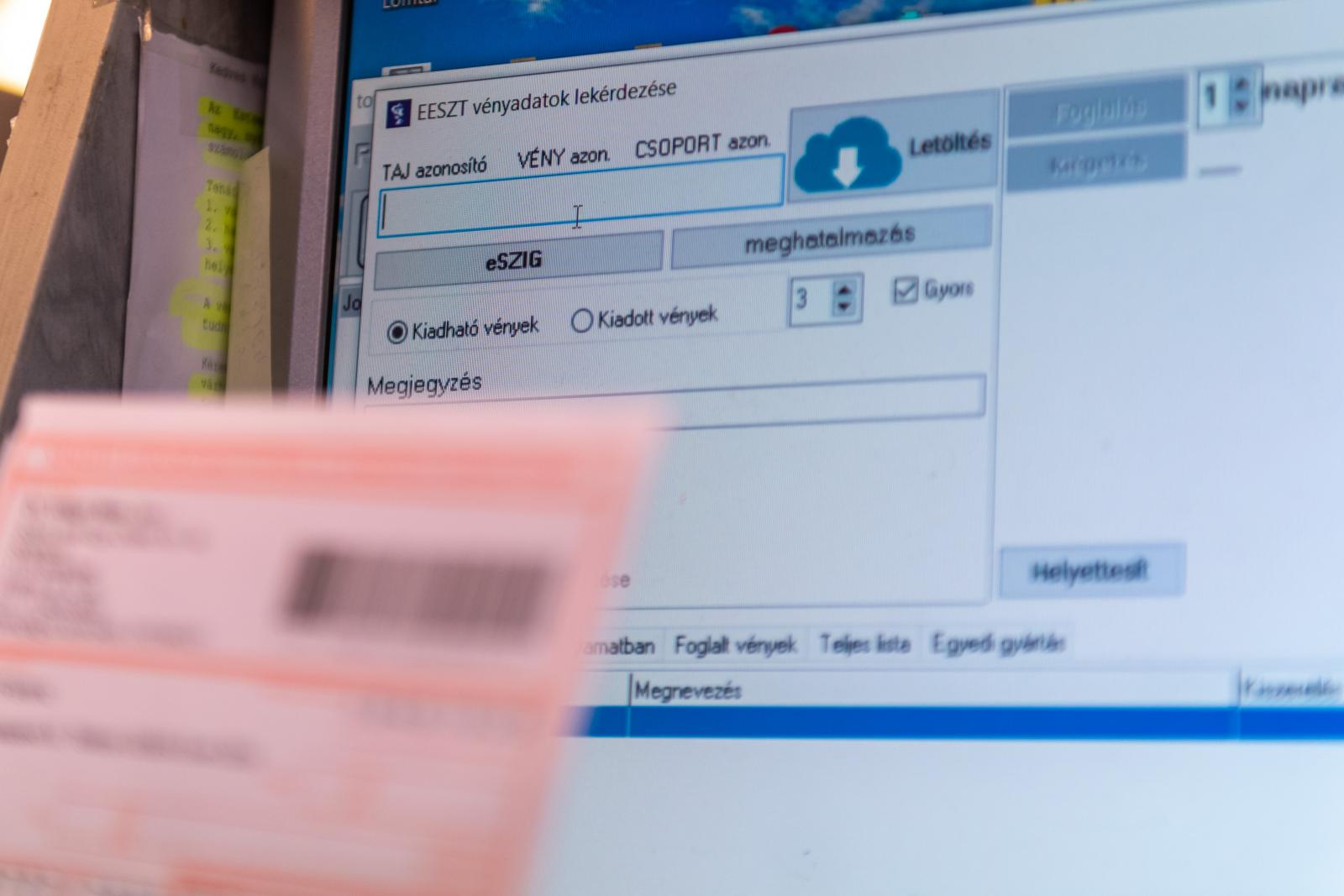 Késik a gyógyszerészi vényírás, az e-beutaló szankcióit is elhalasztják