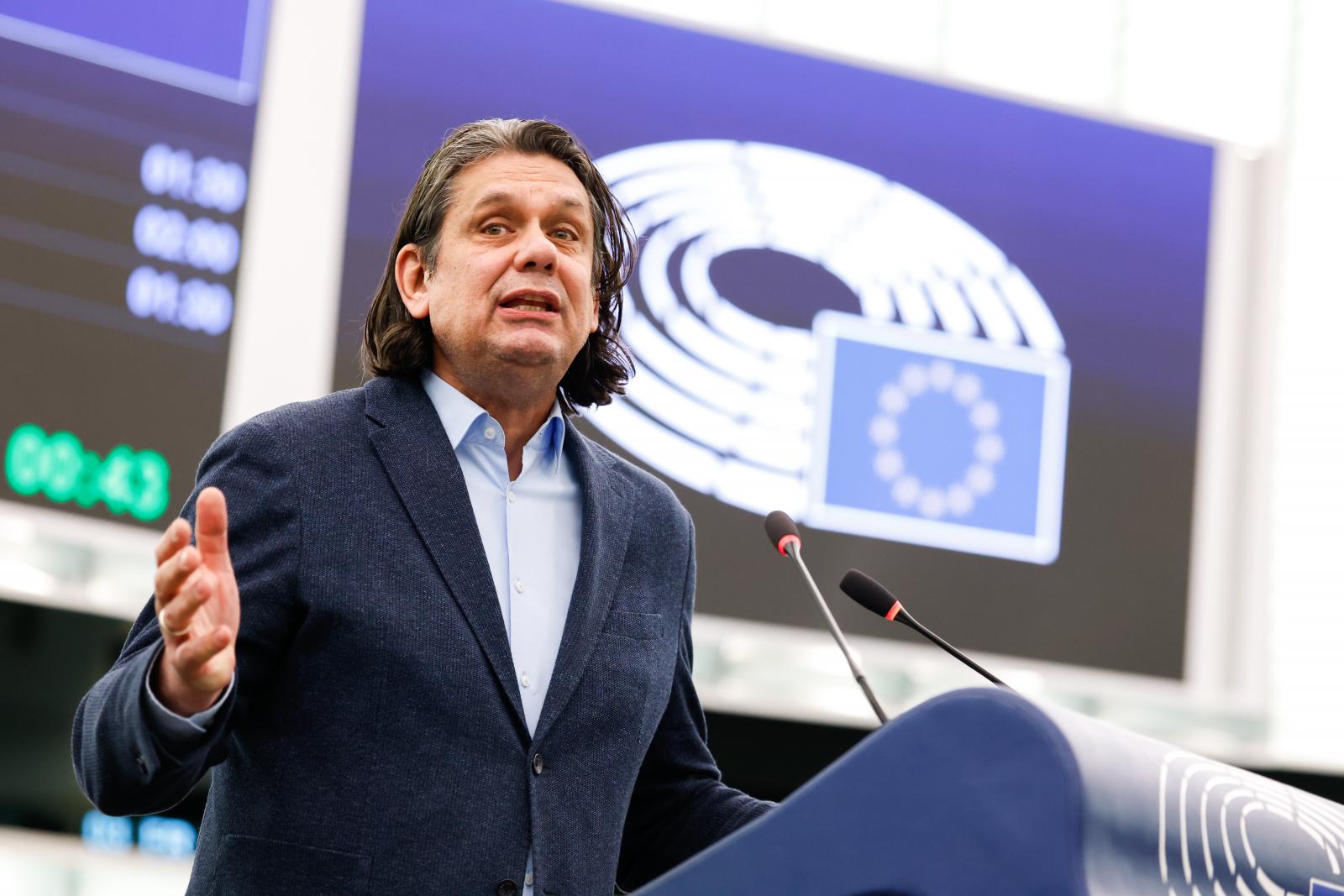 Az Európai Bizottsághoz rohant segítségért az a Fidesz, amelyik nemrég még gyűlöletplakátokon uszított az Európai Bizottság ellen