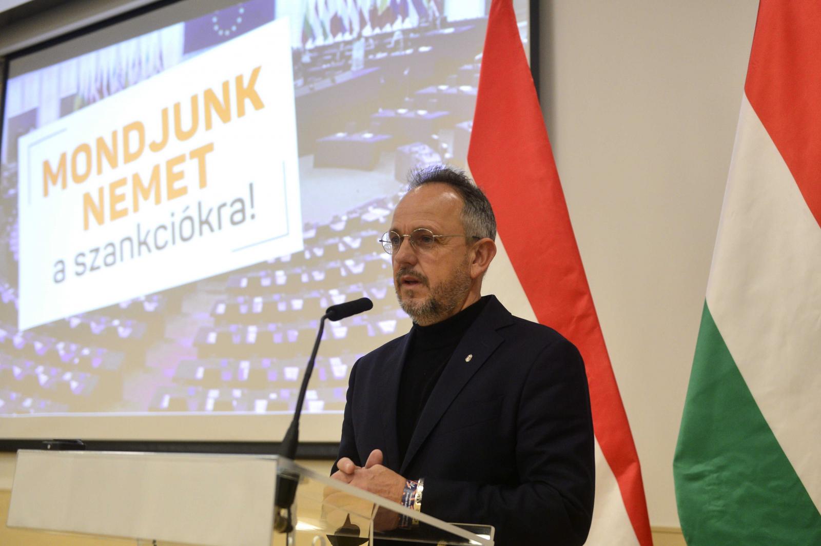 Egy hónapig biztosan letartóztatásban marad a fideszes Bús Balázs és az 17 milliárdos NKA-ügy többi gyanúsítottja is