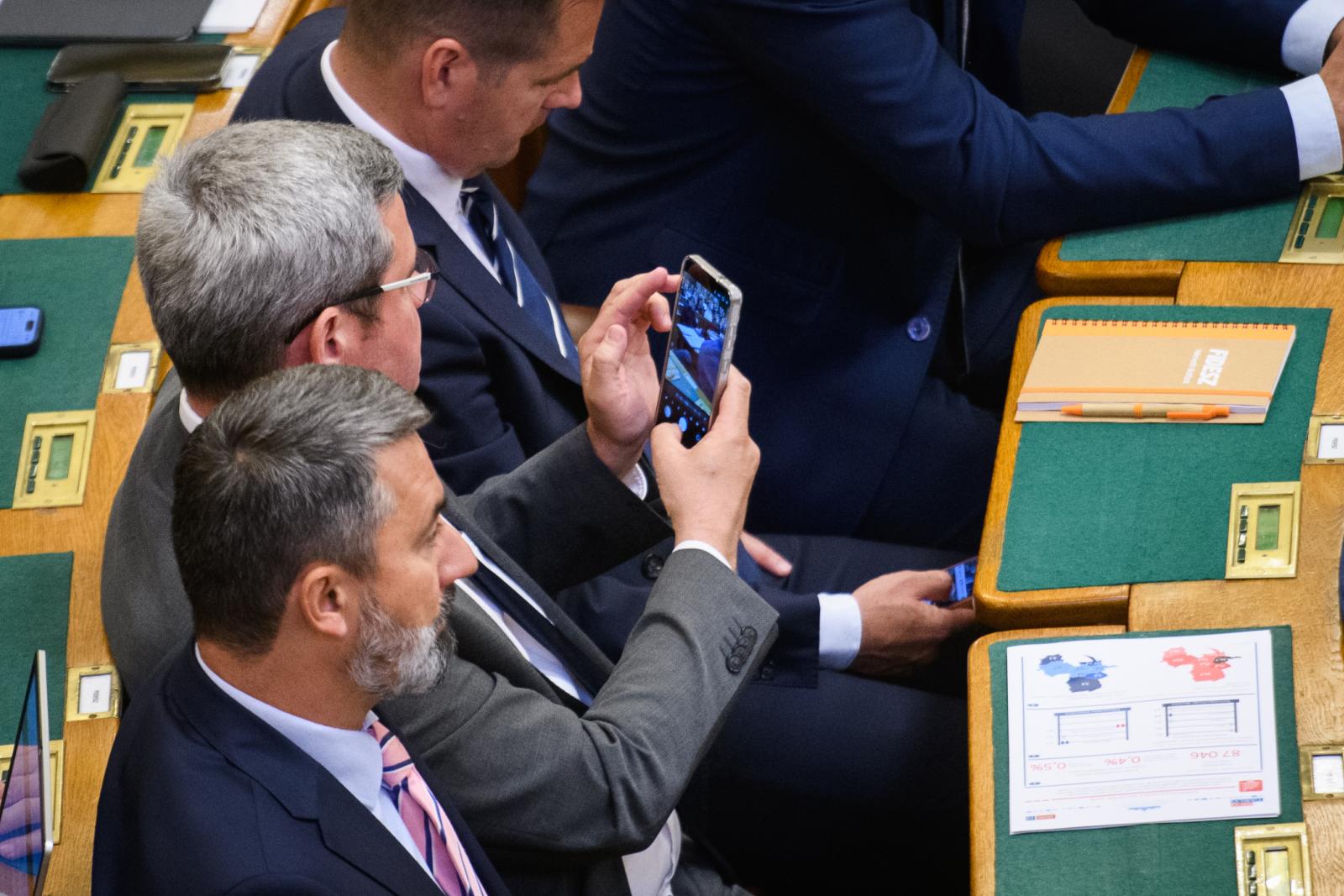 Takács Péter fizikailag fenyegetve érezte magát a parlamentben, de szólt, hogy őt nem tudják megfélemlíteni