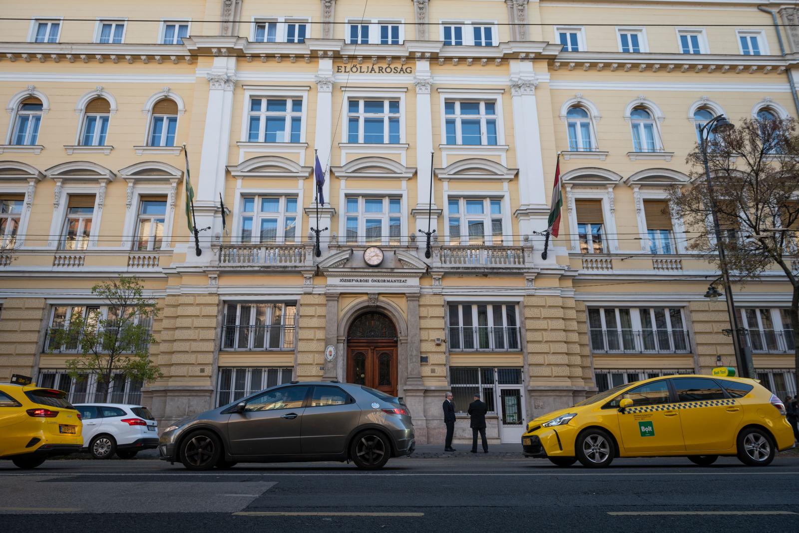 Nyomozók jelentek meg a VIII. kerületi polgármesteri hivatalban, hogy elvigyék a közétkeztetési szerződéseket