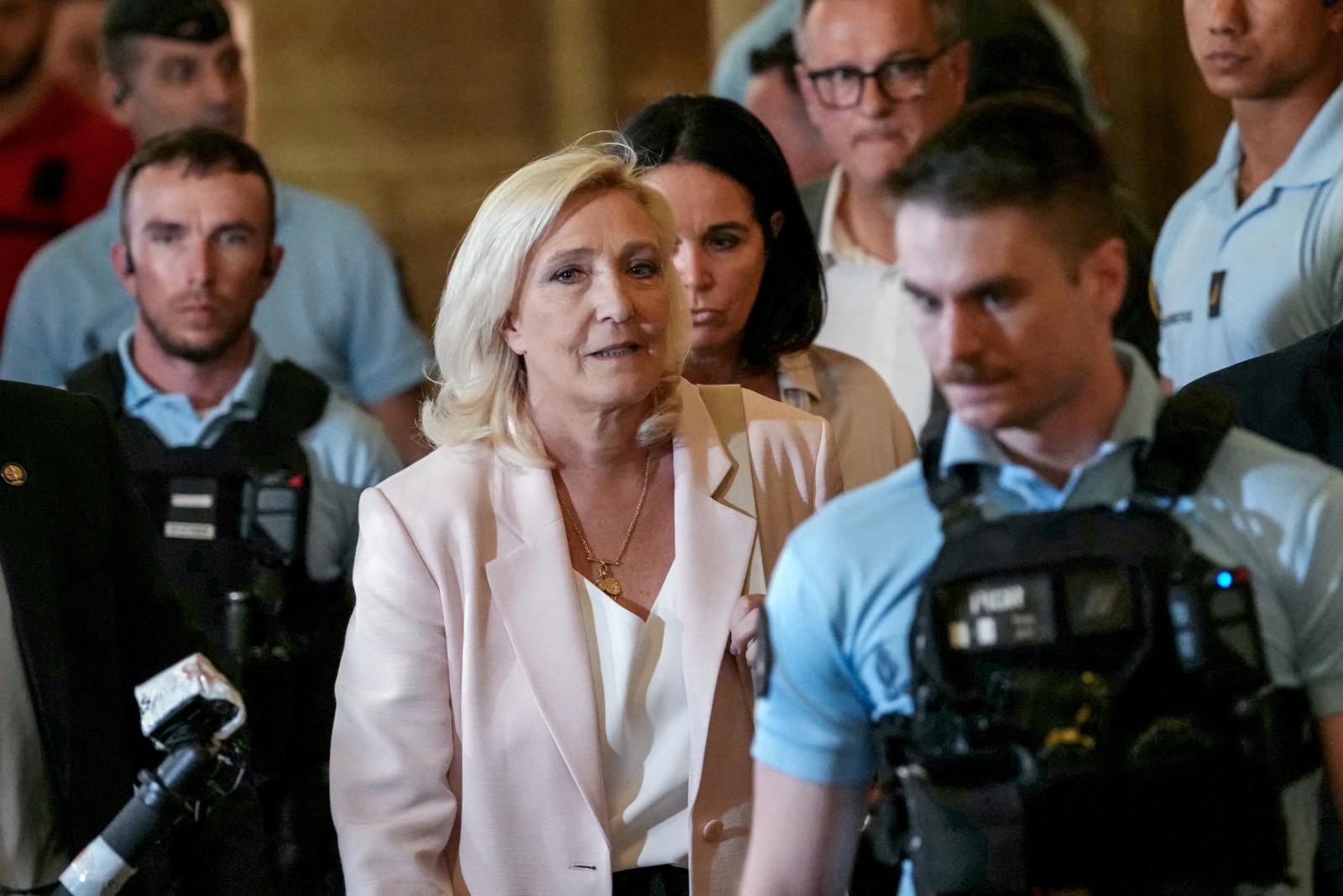 Újabb per vár Marine Le Penre, úgy tűnik, ellopta a Macron-féle párt szlogenjét