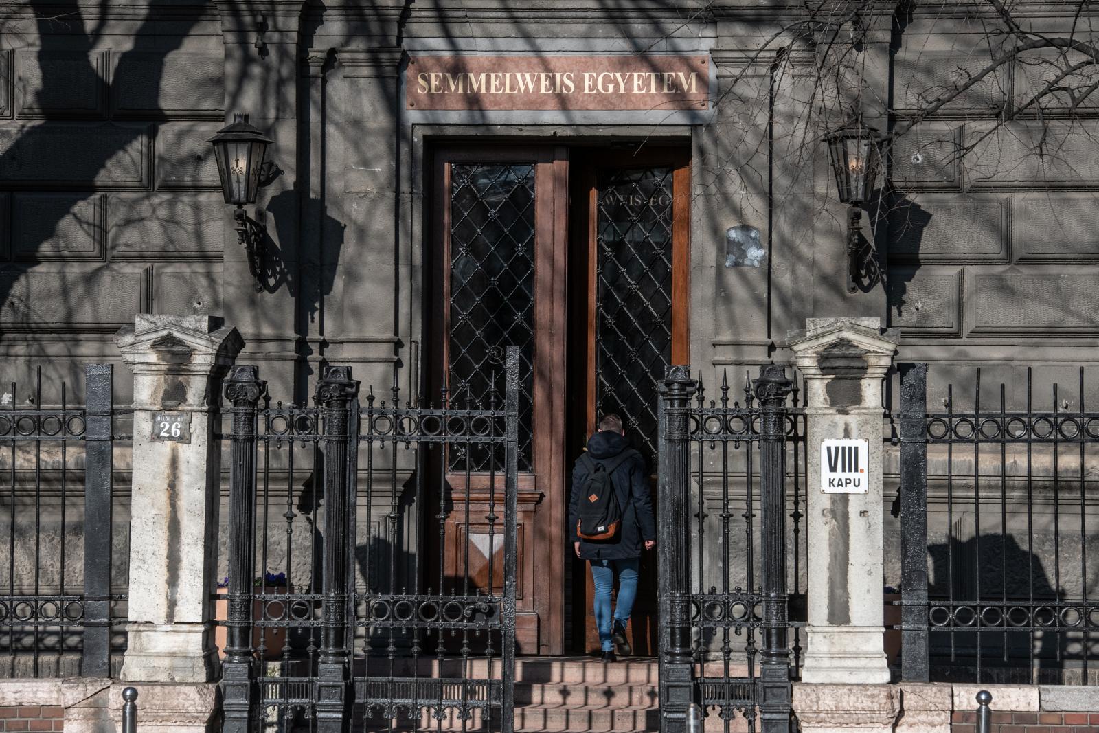 Két év alatt három munkás is lezuhant a Semmelweis Egyetem egyik intézetének felújításakor, mindegyik esetet büntetőeljárásban vizsgálják