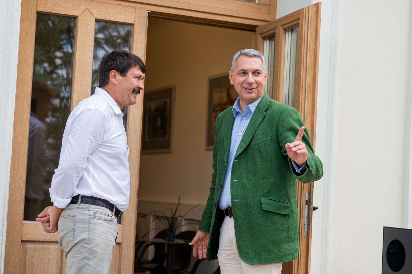 Itt a vége, az MCC mellett két hét múlva felszámolják Áder, Schmidt és Lázár kekváját is