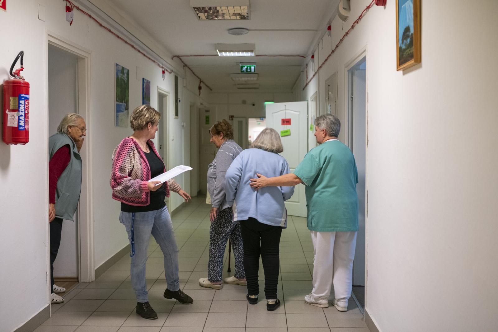 Tárgyalások kezdődnek a szociális ágazati bérekről, első lépésben azonnali, 25 százalékos emelést kérnek