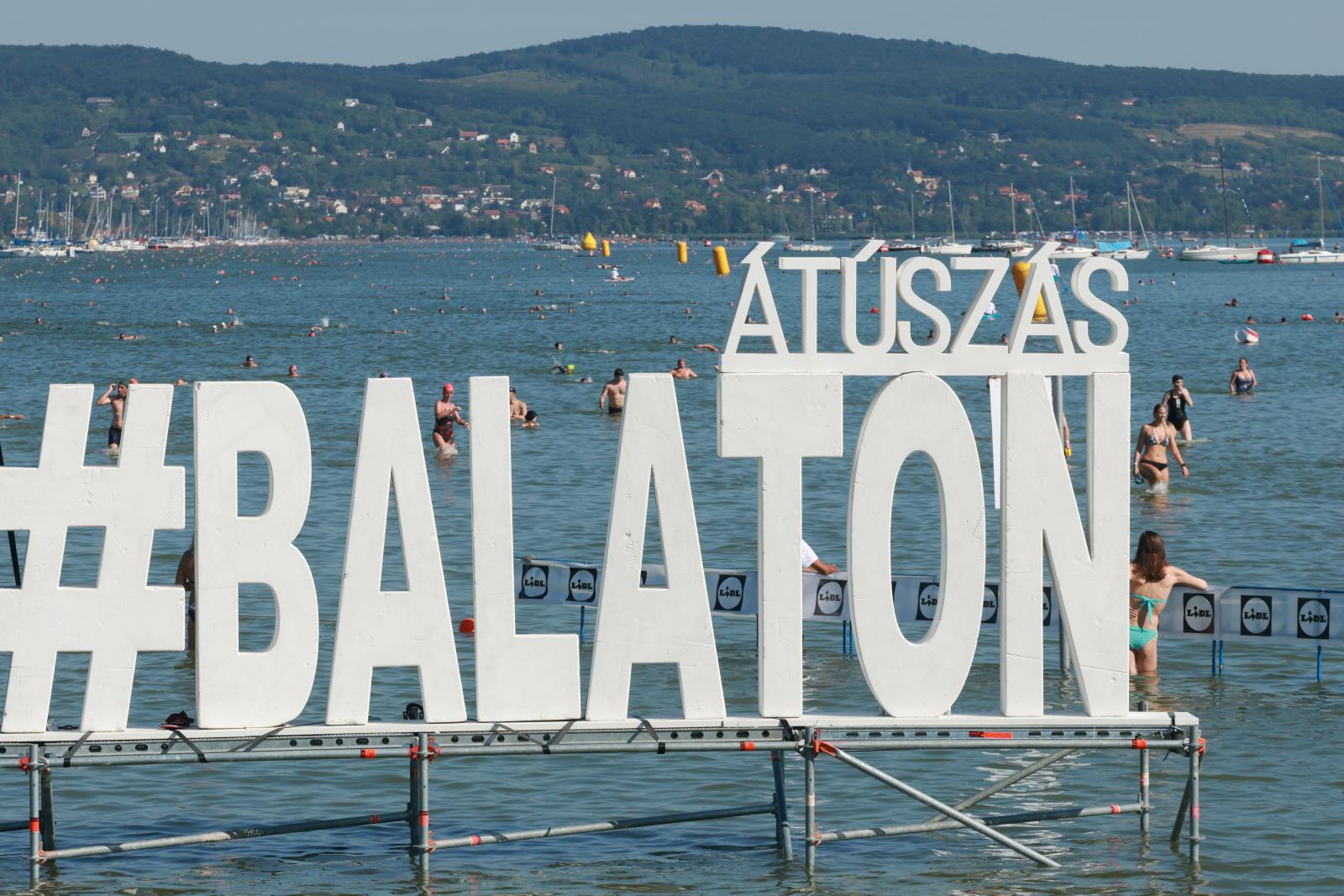 Elhalasztják a Balaton-átúszást