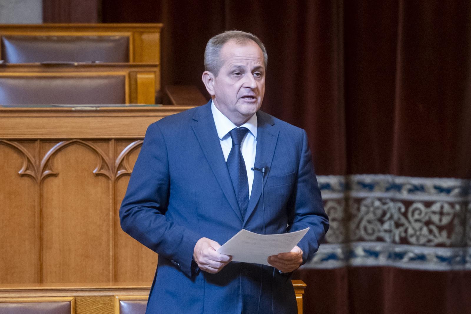 Budai Gyulának mégsem fontos, visszavonta Hadházy Ákos ellen tettleges becsületsértésért tett feljelentését
