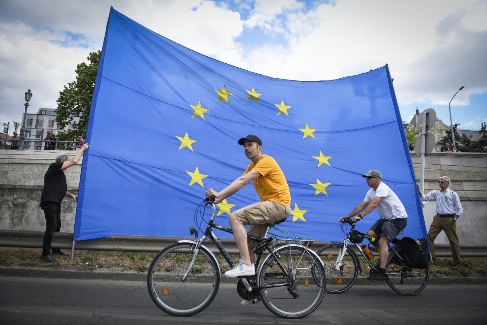 Európai Bizottság: ünneplésre ad okot a magyar jogállamiság helyreállítása