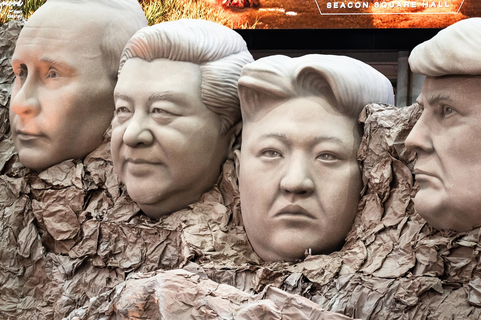 Mount Rushmore-paródia: Vlagyimir Putyin, Hszi Csin-ping, Kim Dzsongun és DonaldTrump