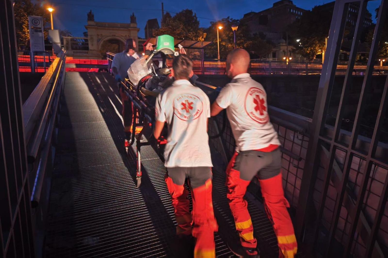 Dunában sodródó nőt mentettek ki, majd élesztettek újra Budapesten