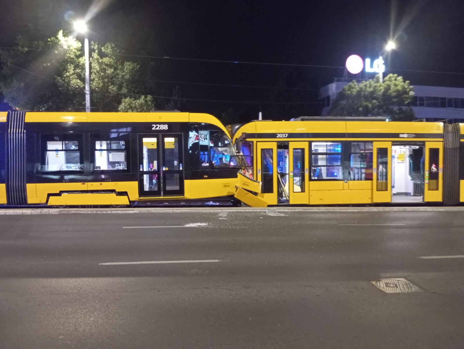 Kocsiszínbe tartó villamosok karamboloztak Budapesten – Fotók