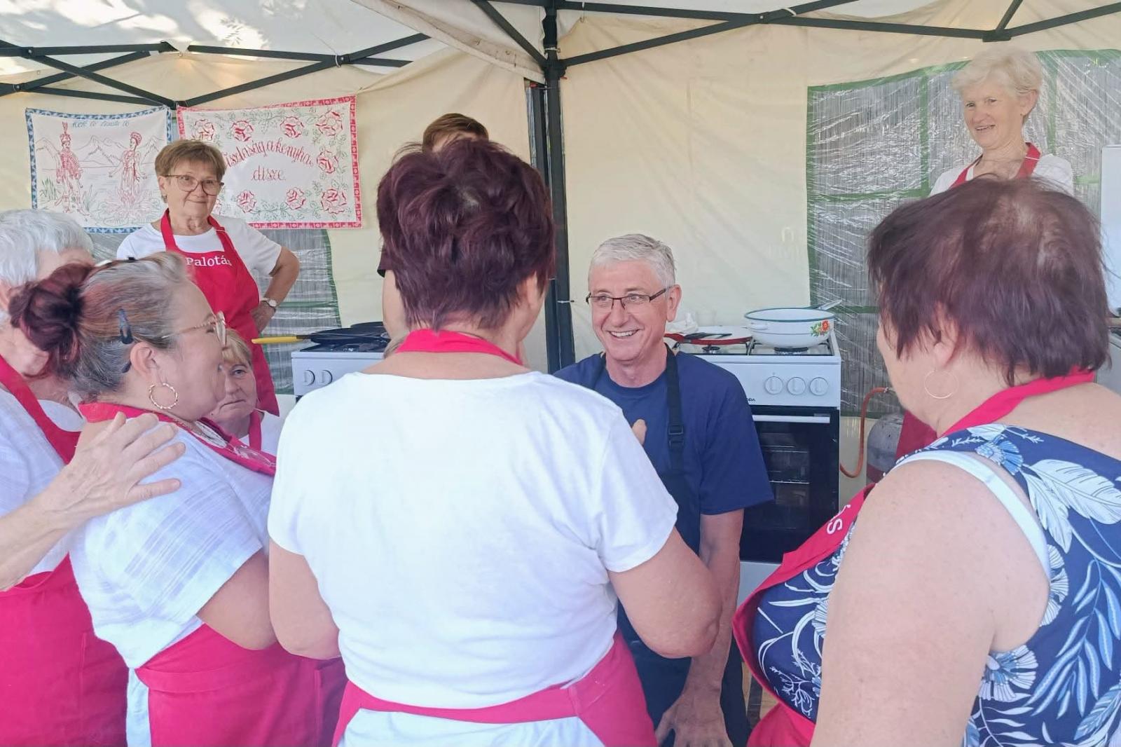 Gyurcsány Ferenc elment a palotási halfesztiválra az új élettársával, harcsapaprikás szekcióban az első lett a csapatával