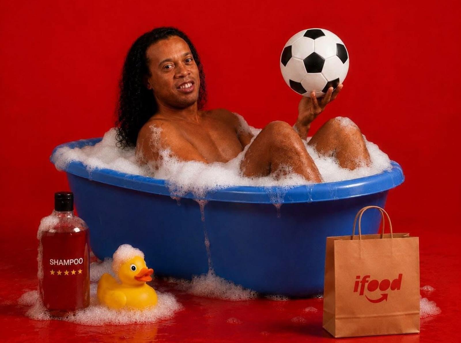 Ronaldinho labdával egy kád vízben