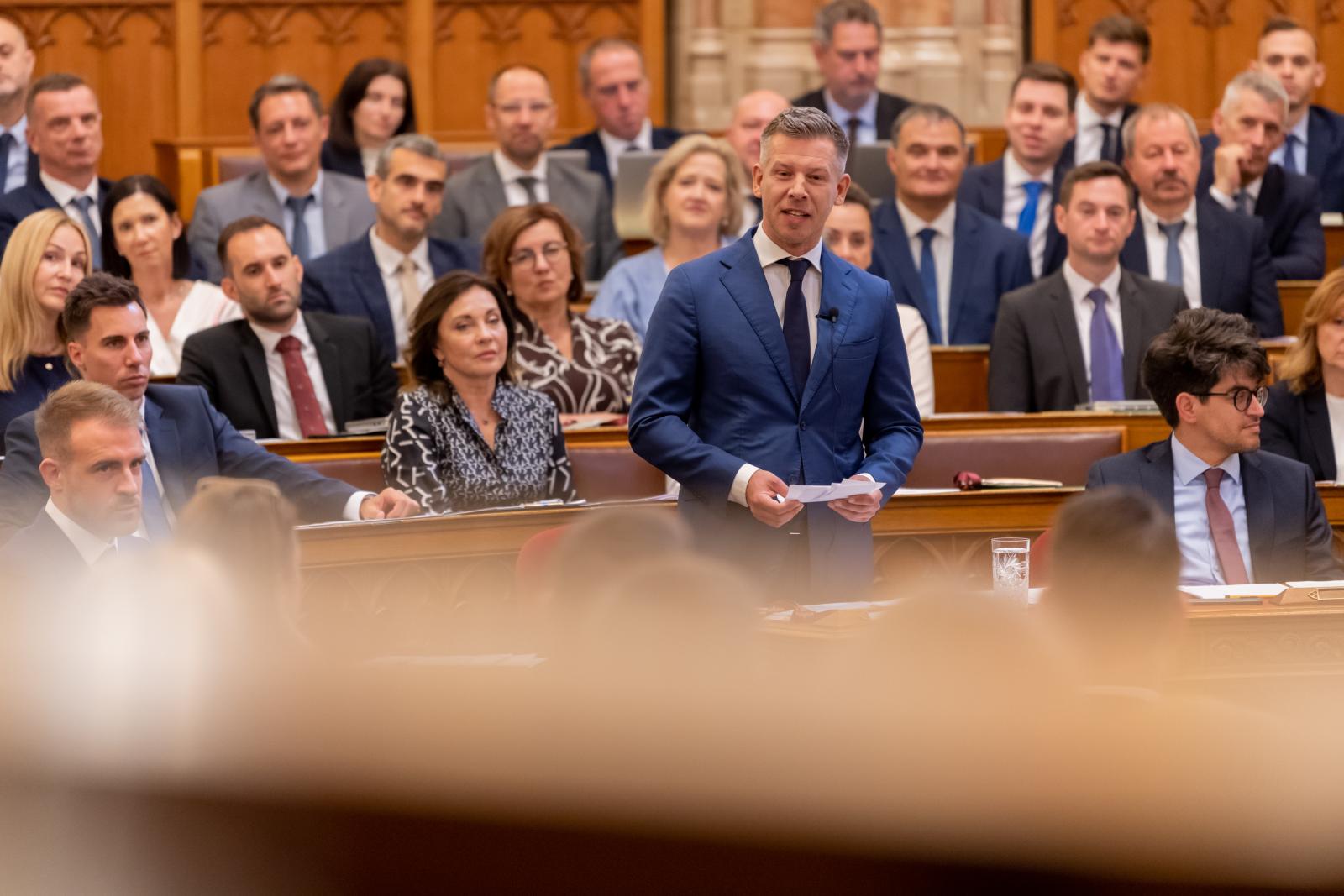 Az iskolakezdési támogatással és a normális közmédia megteremtésével feledtetheti a parlament Magyar Péter malőrjét